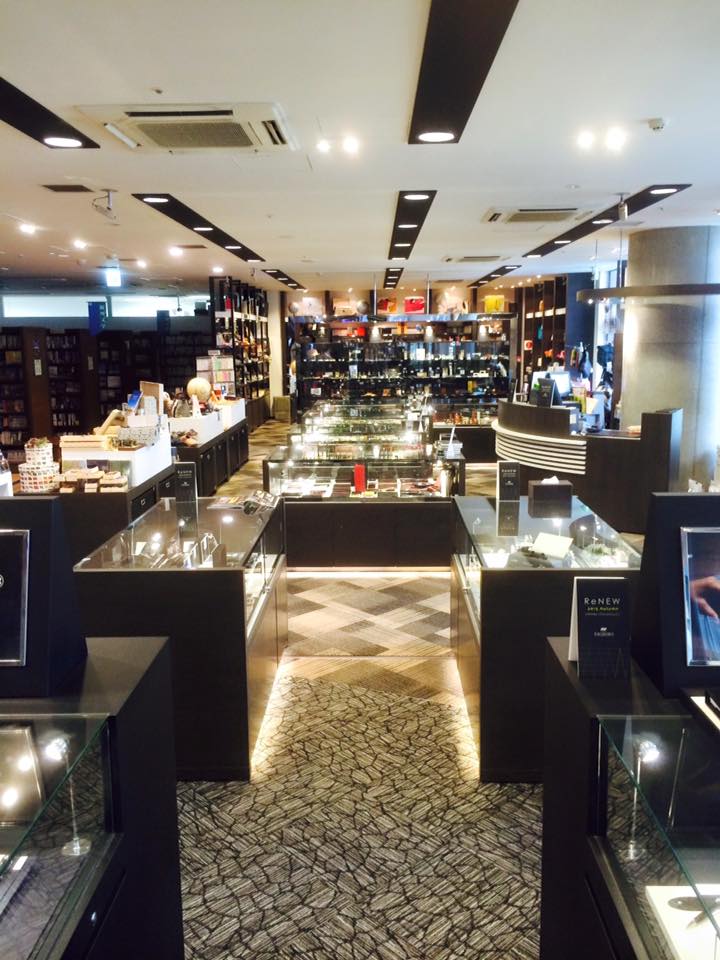 梅田茶屋町店、朝の優しい光