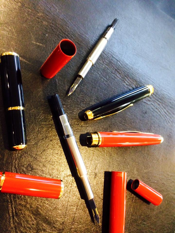 漆黒と朱の万年筆製作中