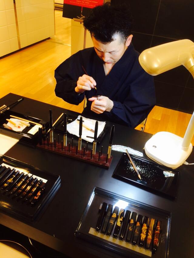 蒔絵師 川口倫史氏による蒔絵実演中