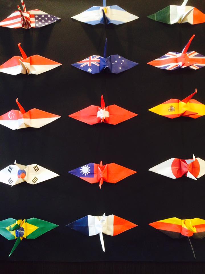24か国の折り鶴