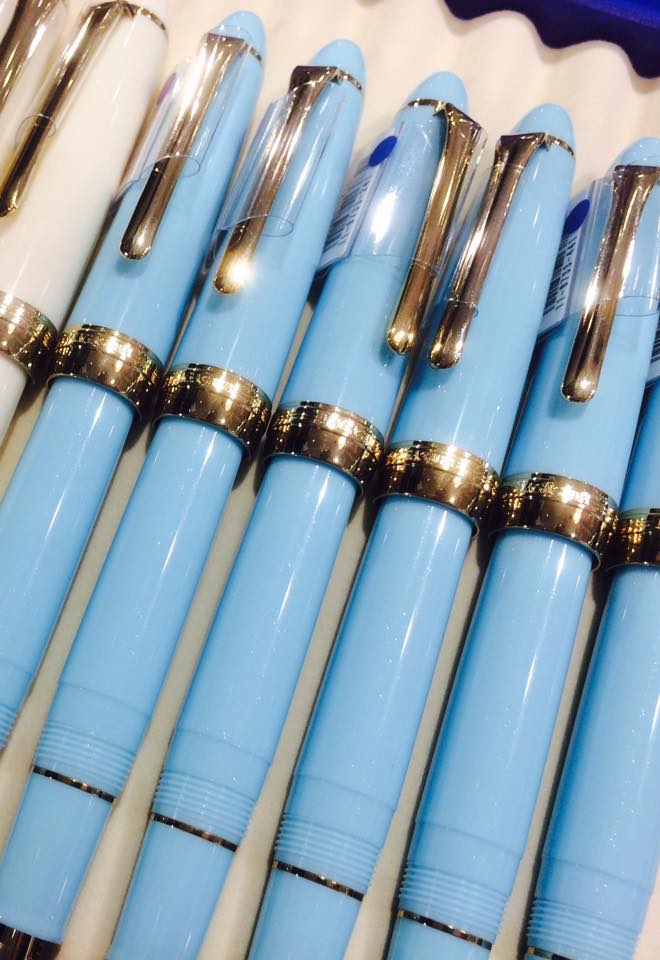 神戸の街に咲く美しいライトブルー