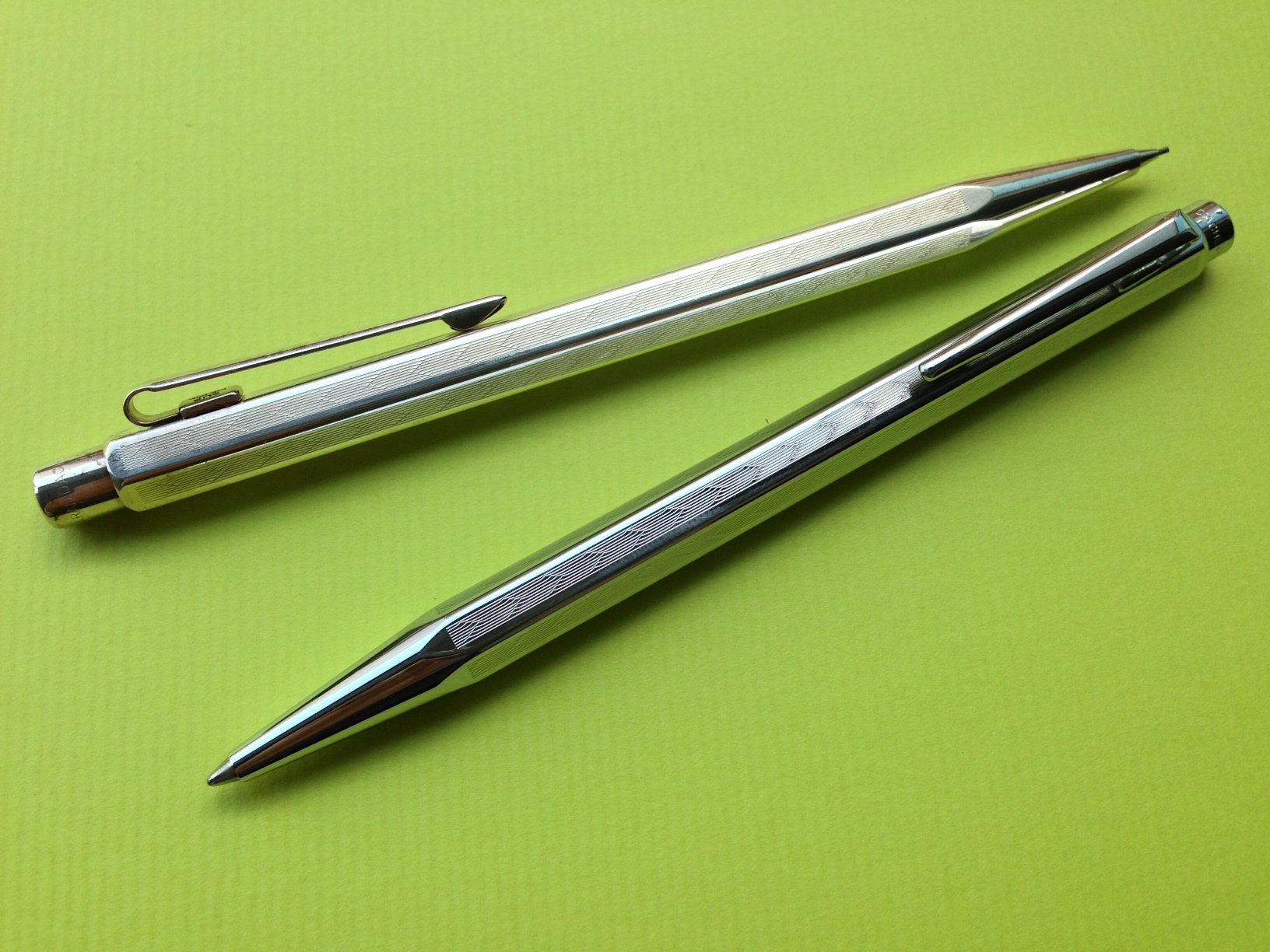 小日向京のひねもす文房具｜第七十八回「カランダッシュ エクリドール シェブロン シルバー」