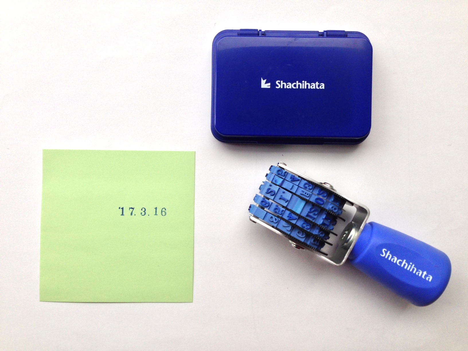 小日向京のひねもす文房具｜第八十三回「シヤチハタ 回転ゴム印 明朝体4号」