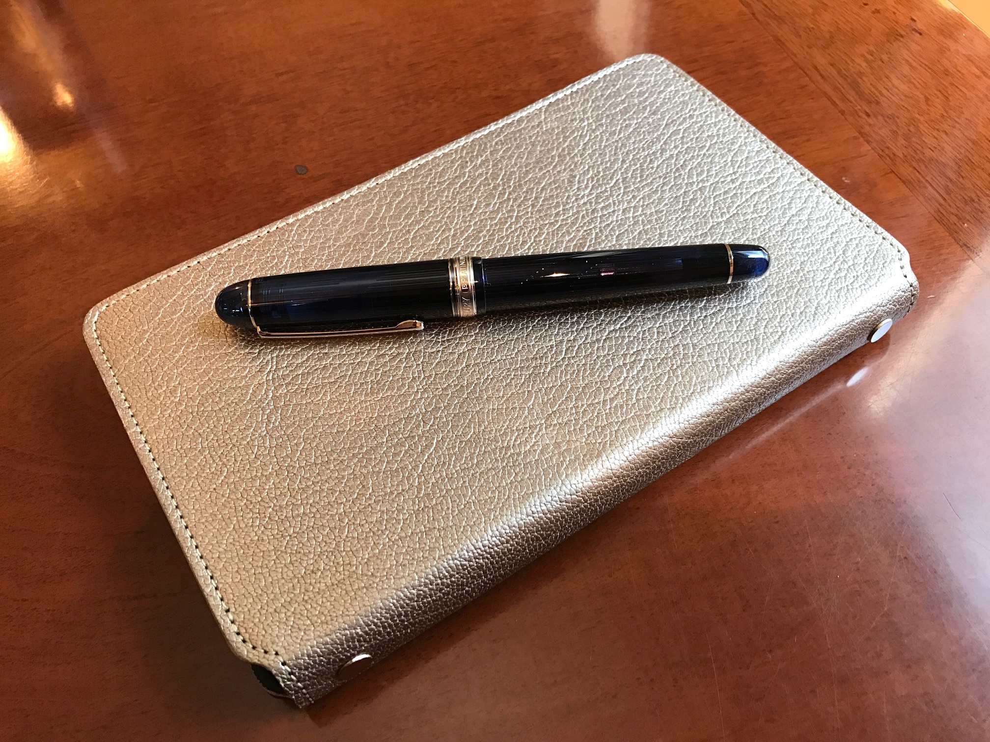 小日向京のひねもす文房具｜第八十七回「スライド手帳 HIRATAINDERバイブル type G シャンパンゴールド」