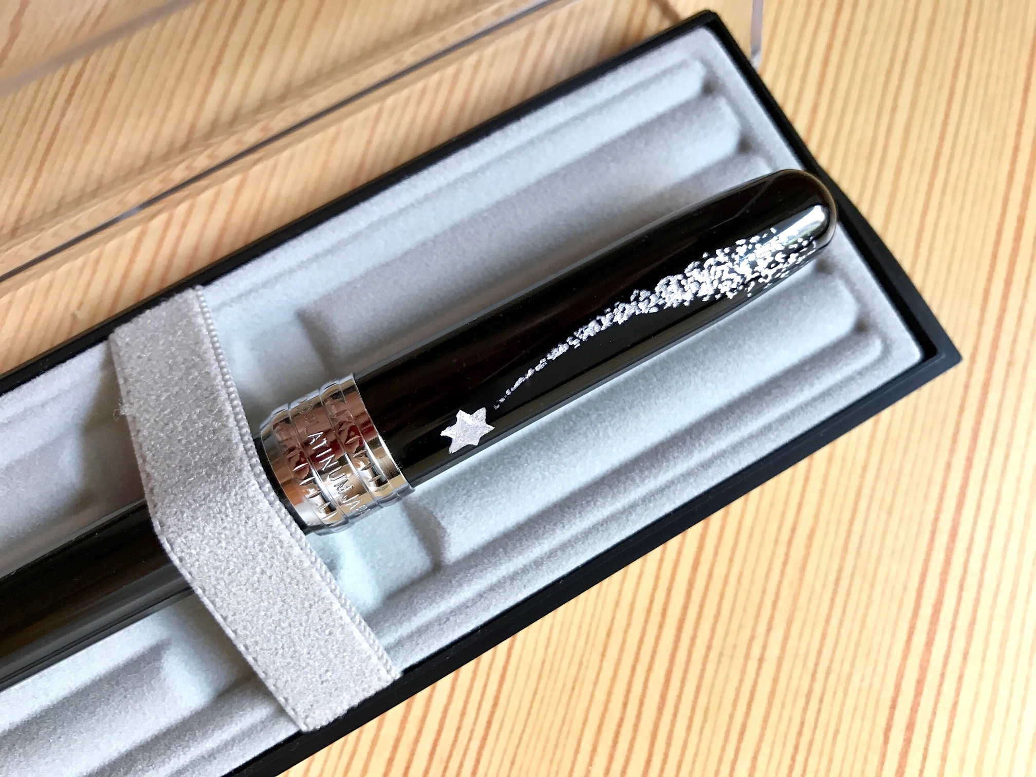 小日向京のひねもす文房具｜第百三回「ドリルエングレーヴィング実演 at NAGASAWAさんちか店」