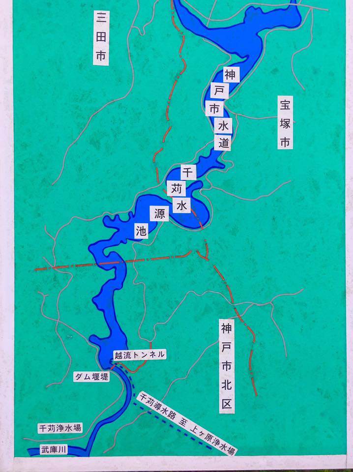 神戸千苅ダムの放流風景