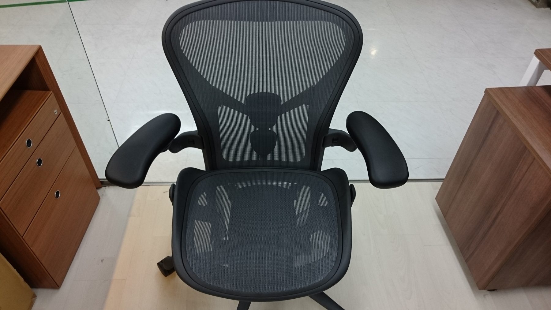 腰痛もちや士業の方に好評のアーロンチェアリマスタード