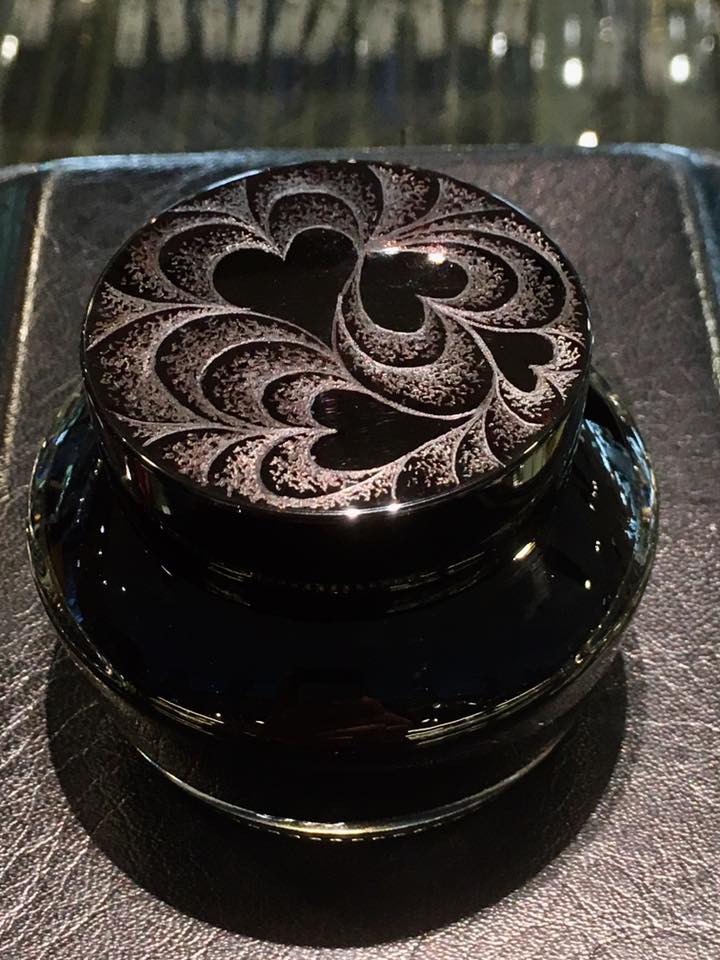 ドリルエングレービング実演中