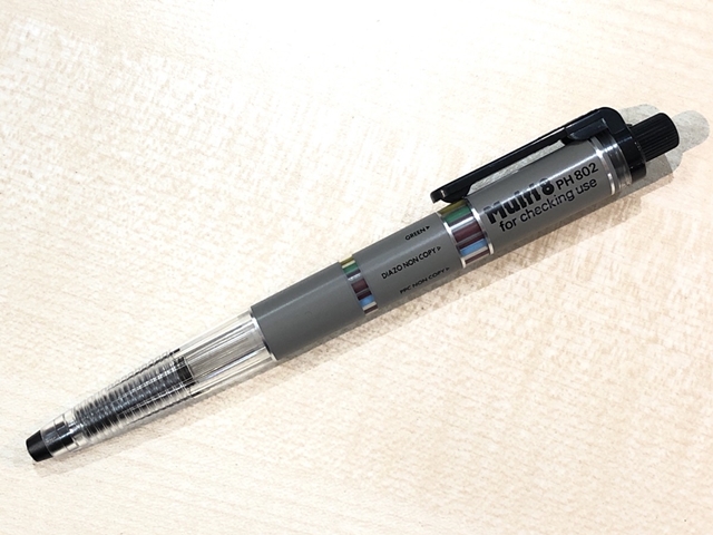 ぺんてる　マルチ8は、1本の中に8種類の芯（鉛筆芯、カラー芯）が内蔵された超多機能ペン。