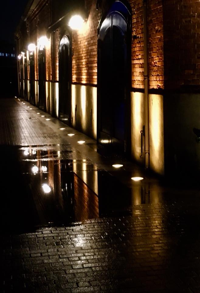 雨の夜、神戸煉瓦倉庫にて