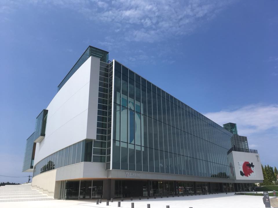 富山県美術館へ