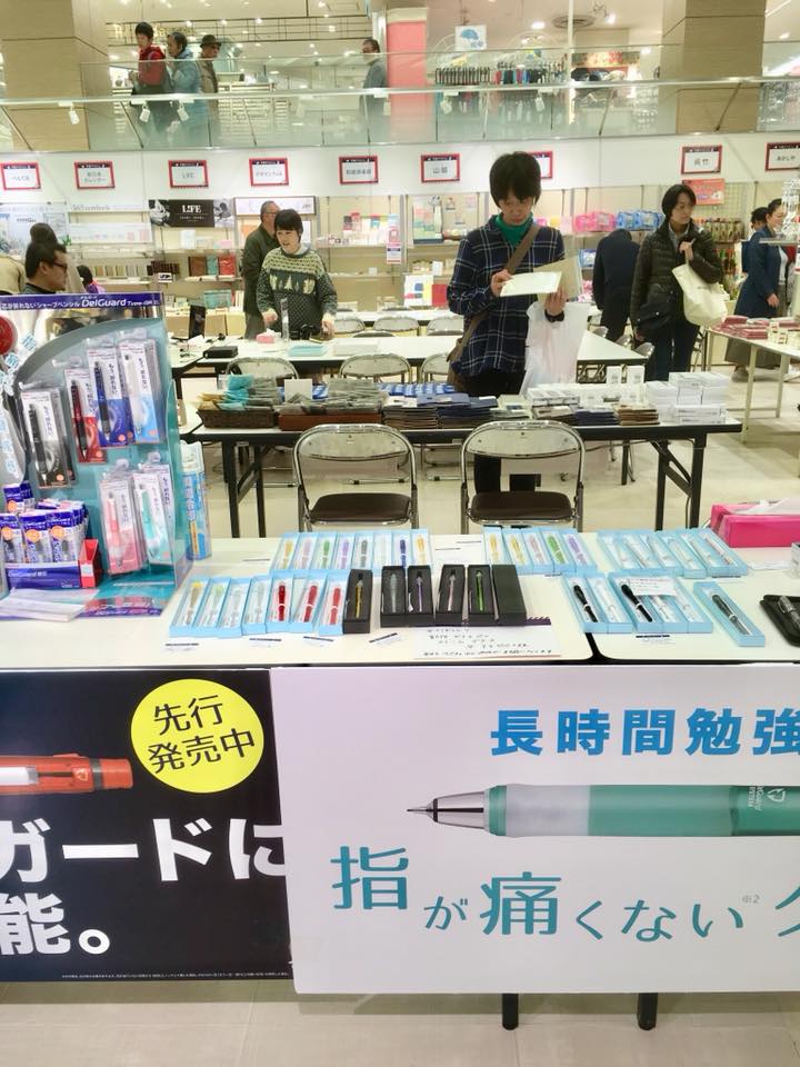 万年筆で絵を描きます