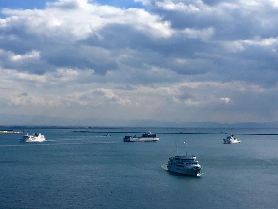 神戸パノラマと波止場ブルー