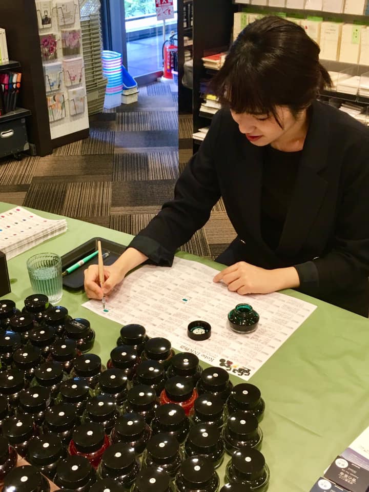 梅田茶屋町にて74色見本づくり