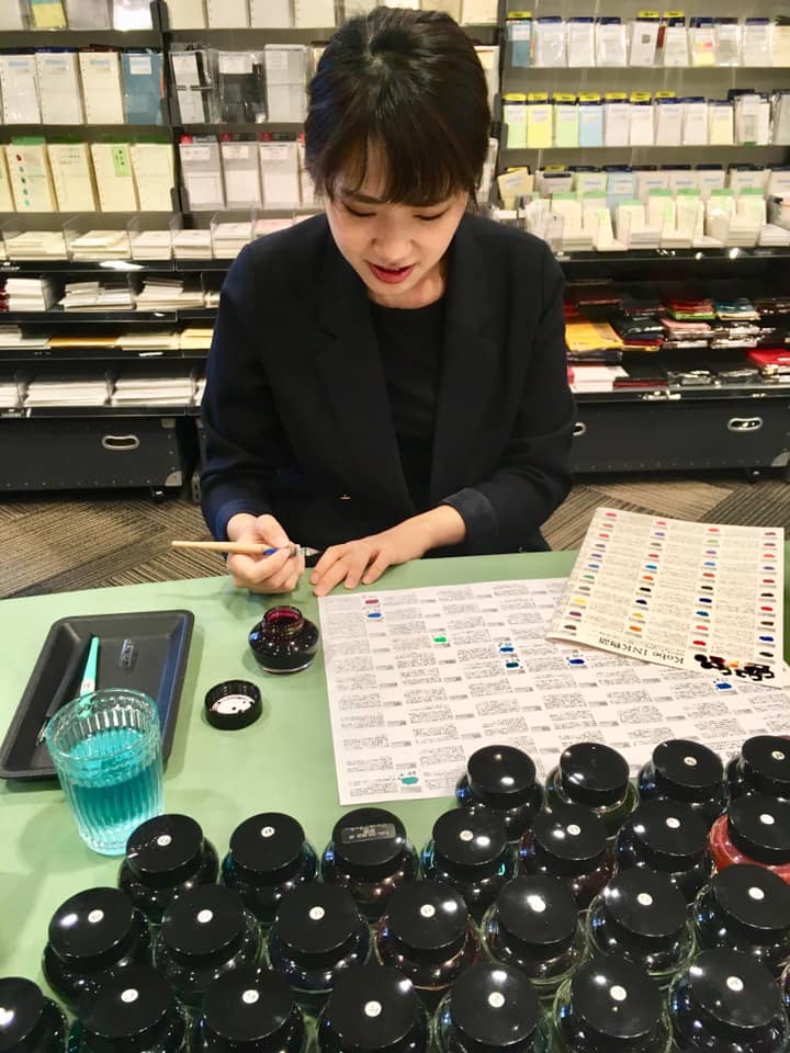 梅田茶屋町にて74色見本づくり