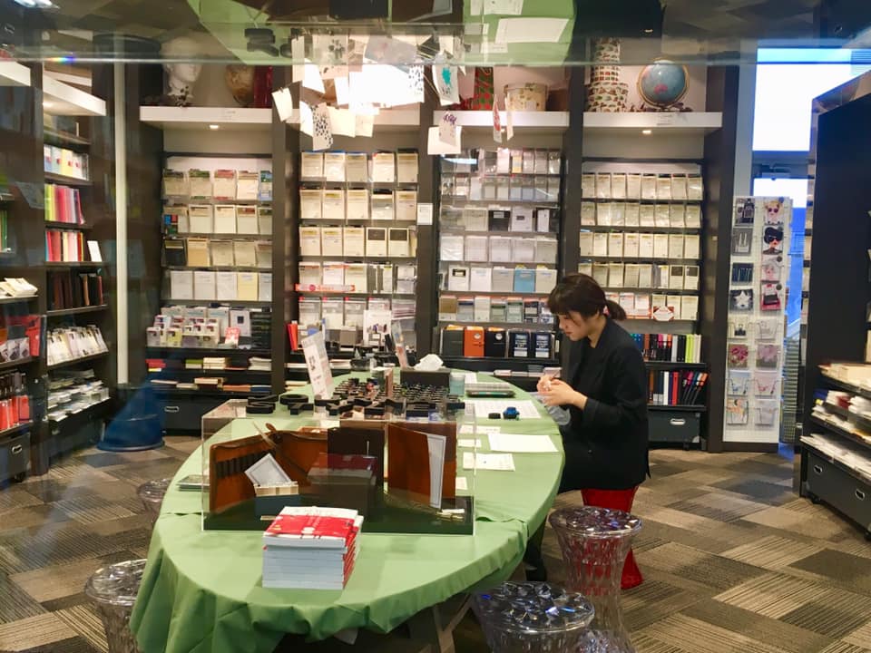 梅田茶屋町にて74色見本づくり